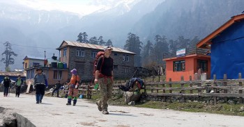 सडक कटानले आवतजावत ठप्पहुदाँ मनाङमै अड्किए पर्यटक