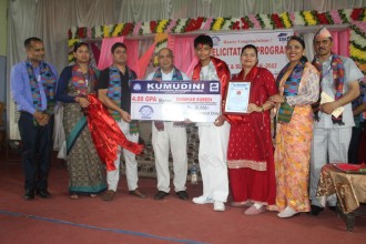 कुमुदिनीले गर्यो उत्कृष्ट विद्यार्थी तथा शिक्षकलाई नगद सहित सम्मान